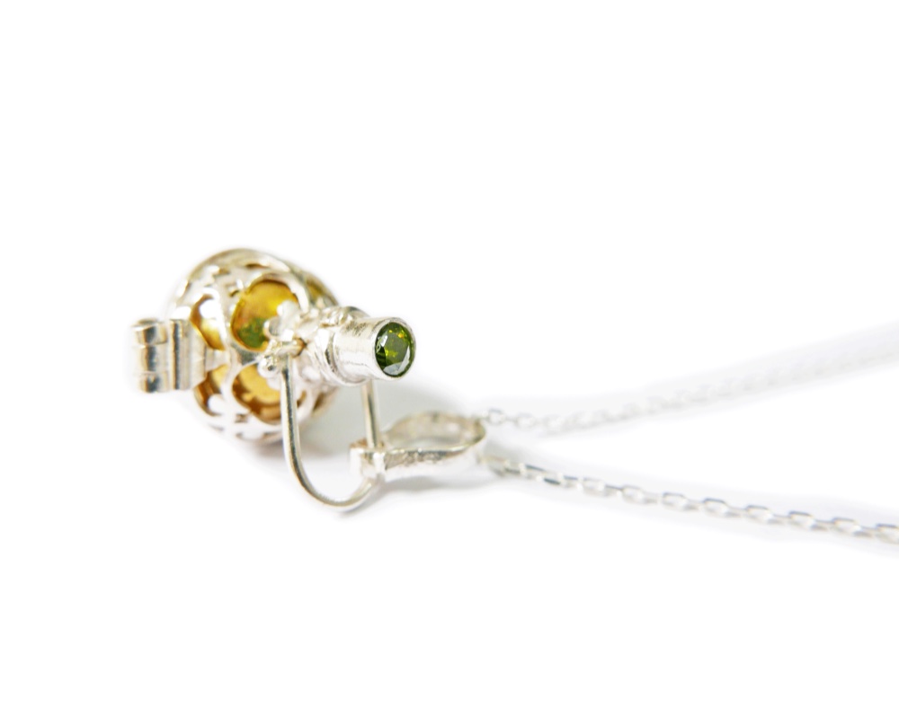 ✼プラチナ加工✼ ペリドットのガムランボール/8月誕生石༺揺らすとシャラン♪癒しの音色が響く•*•ヒーリングネックレス༻