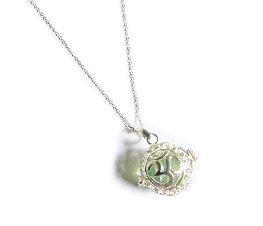 ✼プラチナ加工✼フローライトのネックレス ༺ぱかりと開けられる•*•宇宙と繋げるOM・バリ島の神様༻天然石アクセサリー