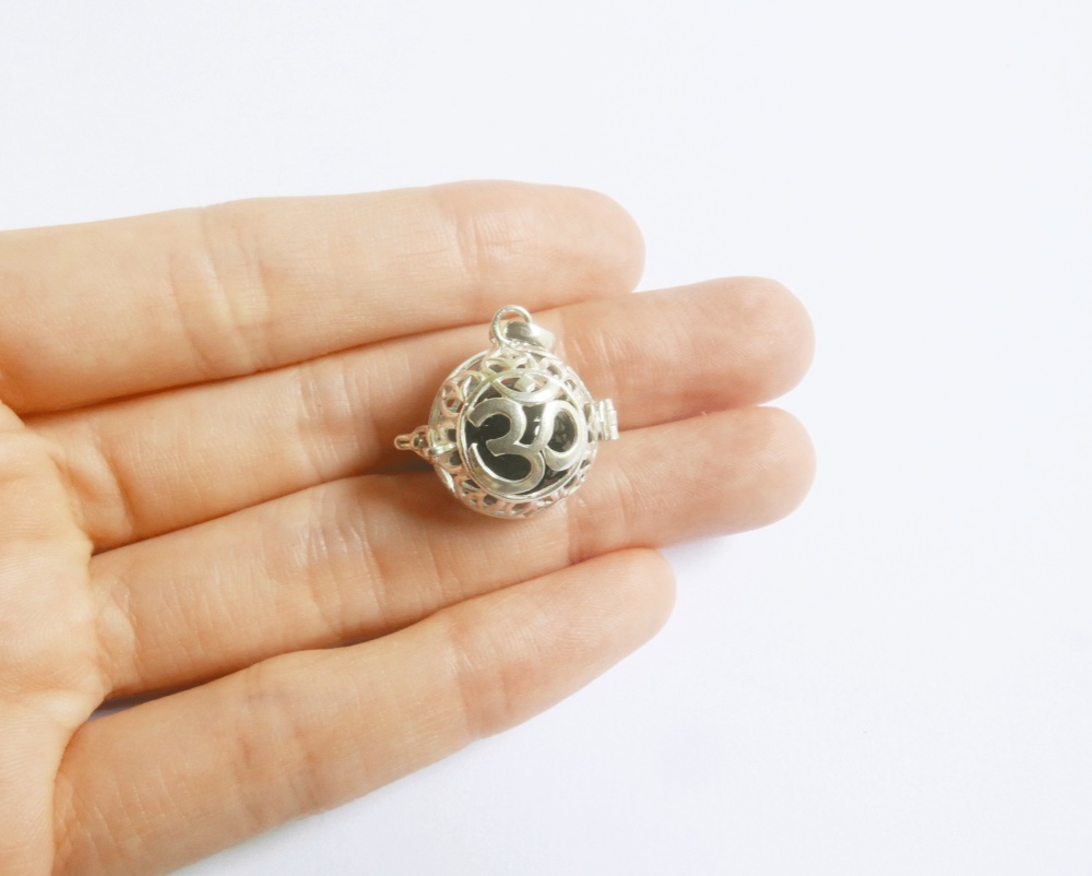 ✼シルバー925✼オニキスのネックレス ༺ぱかりと開けられる•*•宇宙と繋げるOM・バリ島の神様༻天然石アクセサリー人気