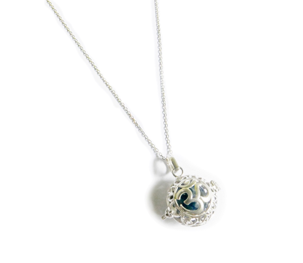 ✼シルバー925✼ソーダライトのネックレス ༺ぱかりと開けられる•*•宇宙と繋げるOM・バリ島の神様༻天然石アクセサリー