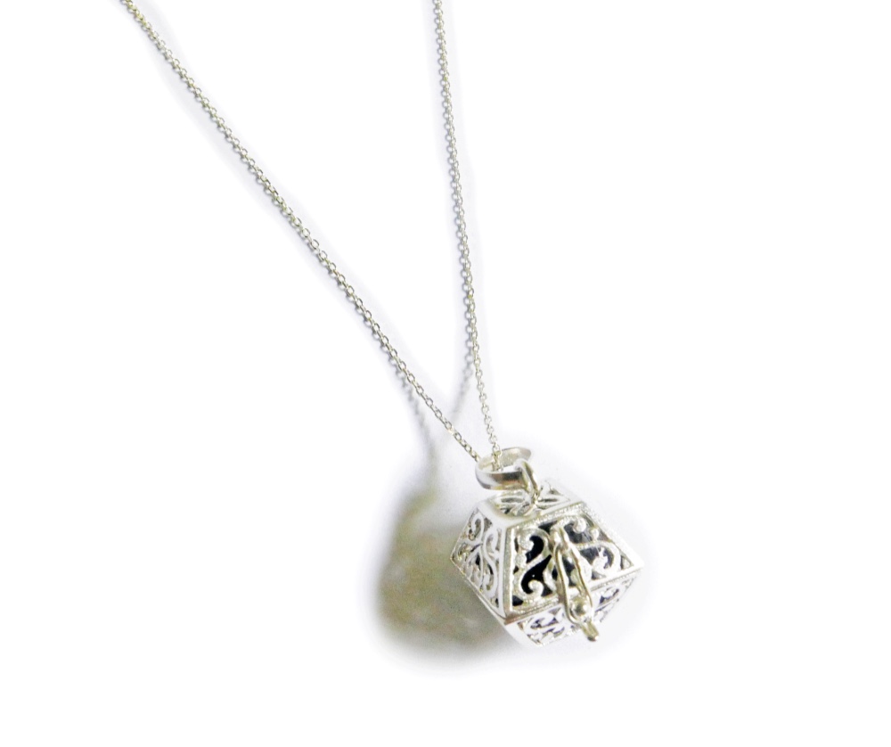 ✼シルバー925✼༺ぱかりと開けられる•*•アメジストのネックレス༻ハート模様スクエア型/天然石アクセサリー/プレゼント