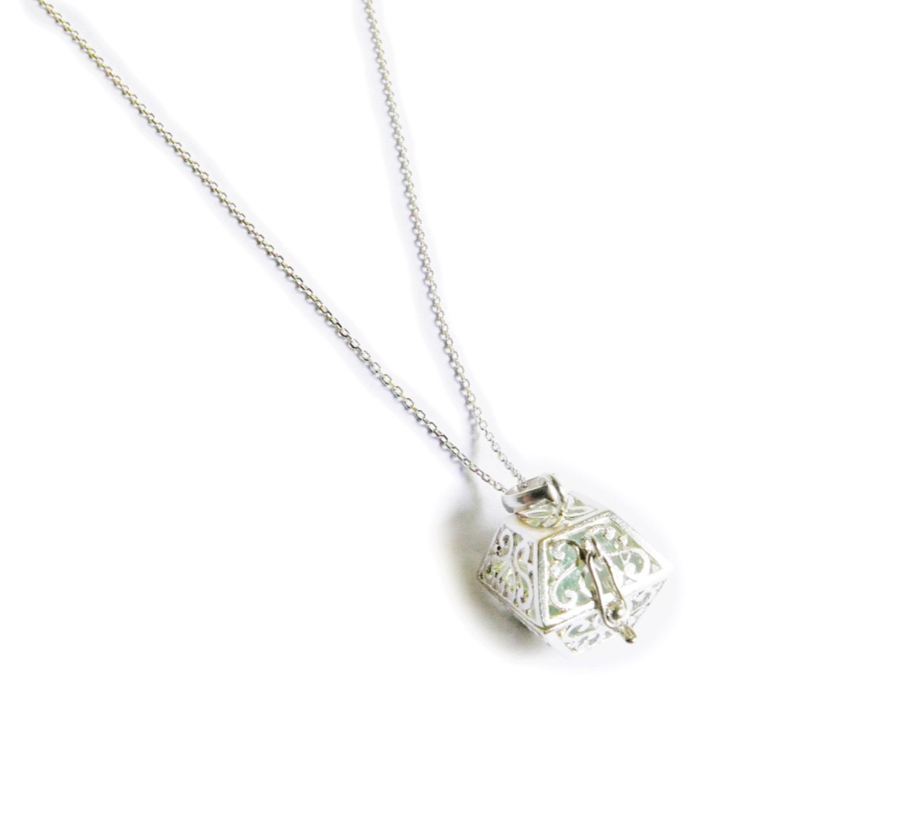 ✼シルバー925✼༺ぱかりと開けられる•*•フローライトのネックレス༻ハート模様スクエア型/天然石アクセサリー/誕生日