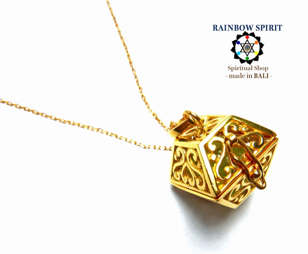 ✼純金加工✼༺ぱかりと開けられる•*•フローライトのネックレス༻ハート模様スクエア型/天然石アクセサリー/誕生日/人気