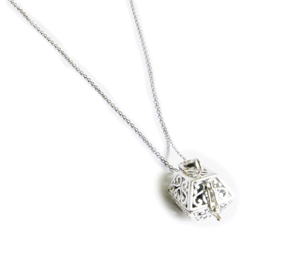 ✼シルバー925✼༺ぱかりと開けられる•*•ヘマタイトのネックレス༻ハート模様スクエア型/天然石アクセサリー/プレゼント