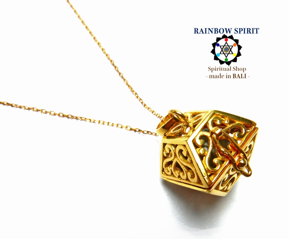 ✼純金加工✼༺ぱかりと開けられる•*•ラブラドライトのネックレス༻ハート模様スクエア型/天然石アクセサリー/誕生日/人気