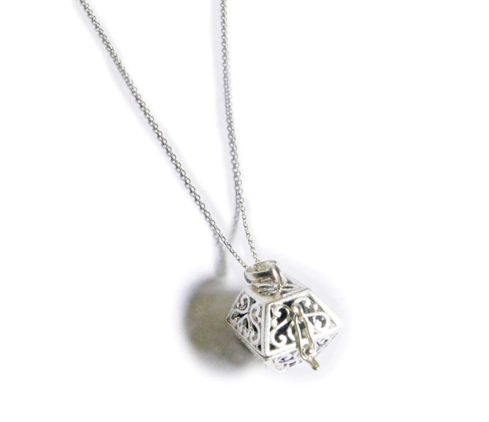 ✼シルバー925✼༺ぱかりと開けられる•*•オニキスのネックレス༻ハート模様スクエア型/天然石アクセサリー/プレゼント