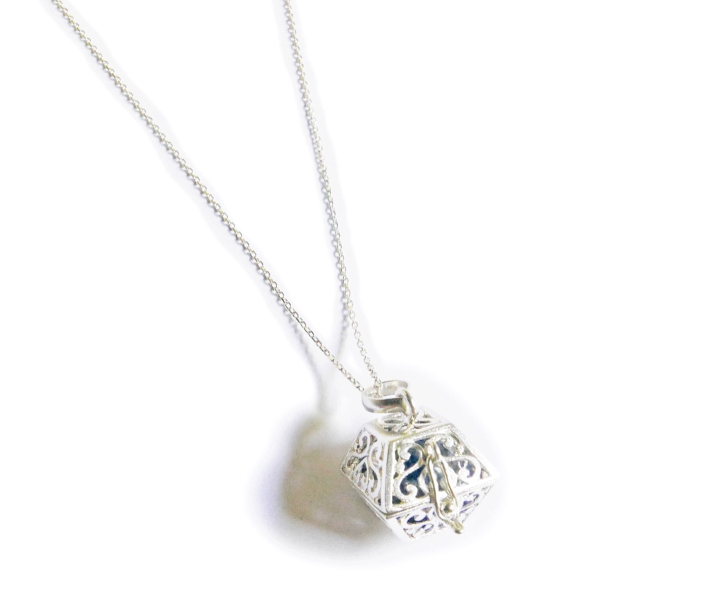 ✼プラチナ加工✼༺ぱかりと開けられる•*•ソーダライトのネックレス༻ハート模様スクエア型/天然石アクセサリー/プレゼント