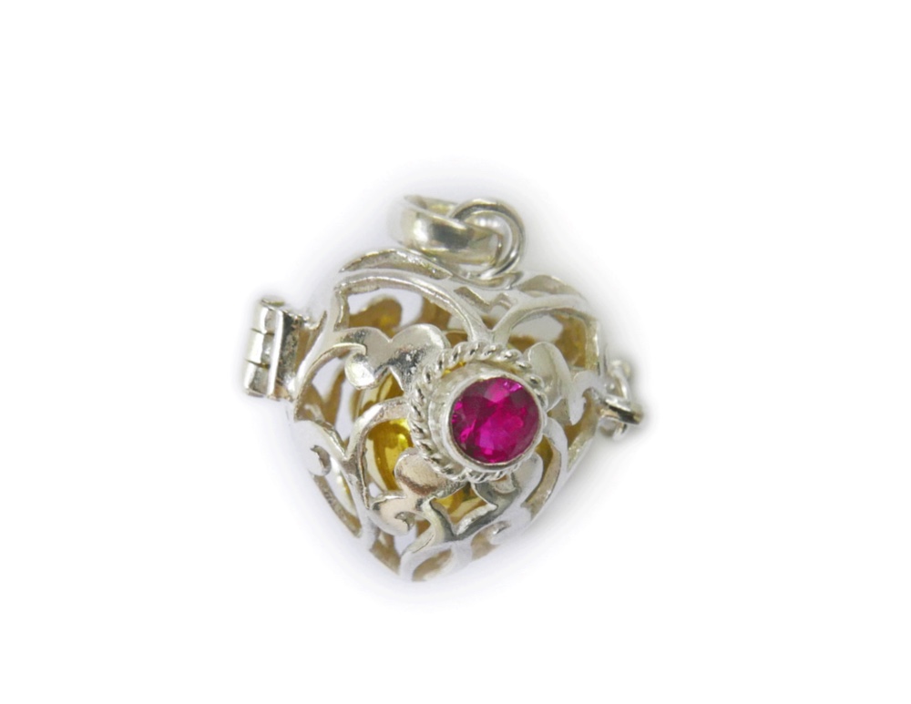 ［プラチナ加工］ルビーのガムランボール(ハート型／スノウホワイト)★シャランと癒しの音色のするヒーリングペンダント