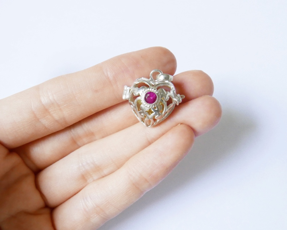 ［プラチナ加工］ルビーのガムランボール(ハート型／スノウホワイト)★シャランと癒しの音色のするヒーリングペンダント