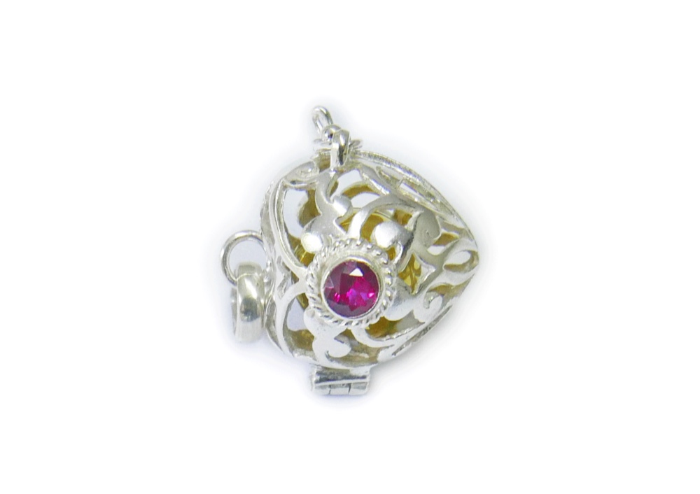 ［プラチナ加工］ルビーのガムランボール(ハート型／スノウホワイト)★シャランと癒しの音色のするヒーリングペンダント