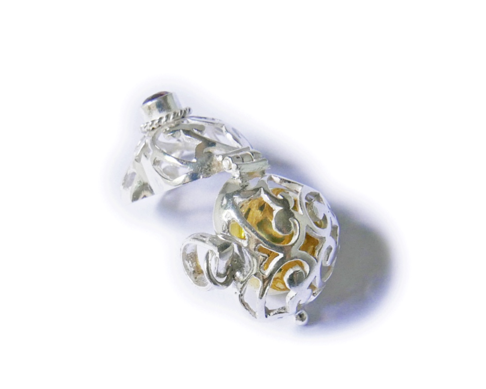 ［プラチナ加工］ルビーのガムランボール(ハート型／スノウホワイト)★シャランと癒しの音色のするヒーリングペンダント