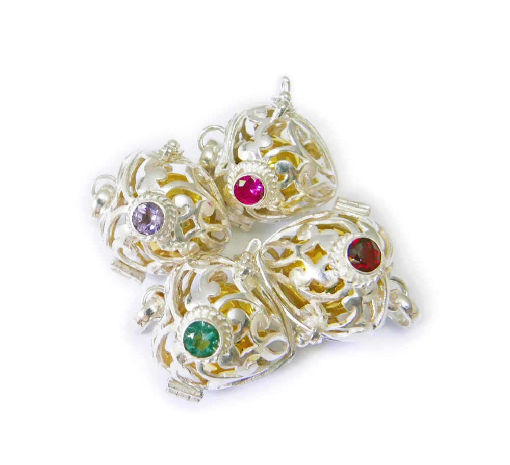 ［プラチナ加工］ルビーのガムランボール(ハート型／スノウホワイト)★シャランと癒しの音色のするヒーリングペンダント