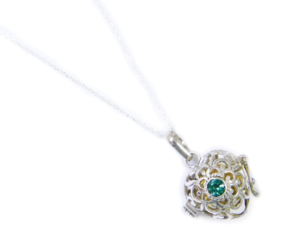 ［プラチナ加工］エメラルドのガムランボール(ハート型／ラプンツェル)★癒しの音色のするヒーリングネックレス★