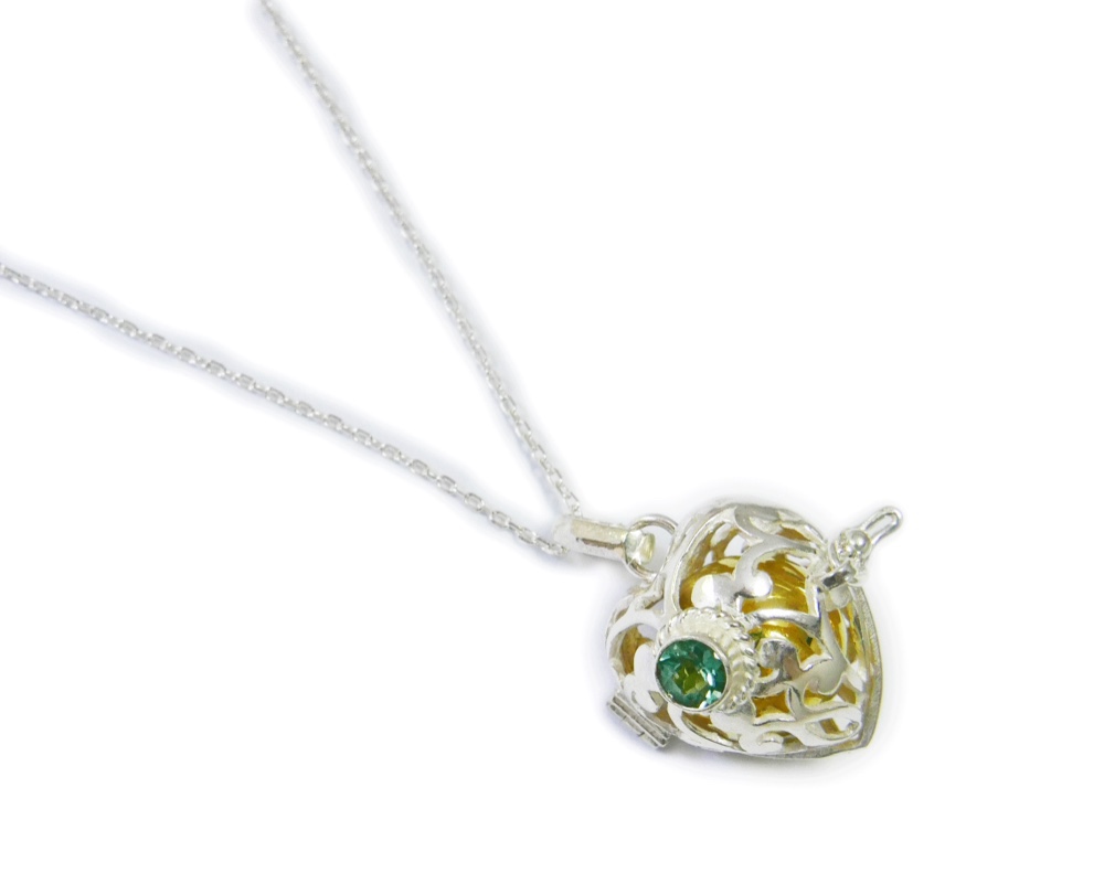 ［プラチナ加工］エメラルドのガムランボール(ハート型／スノウホワイト)★癒しの音色のするヒーリングネックレス★