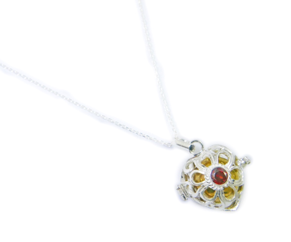 ［プラチナ加工］ガーネットのガムランボール(ハート型／シンデレラ)★癒しの音色のするヒーリングネックレス★