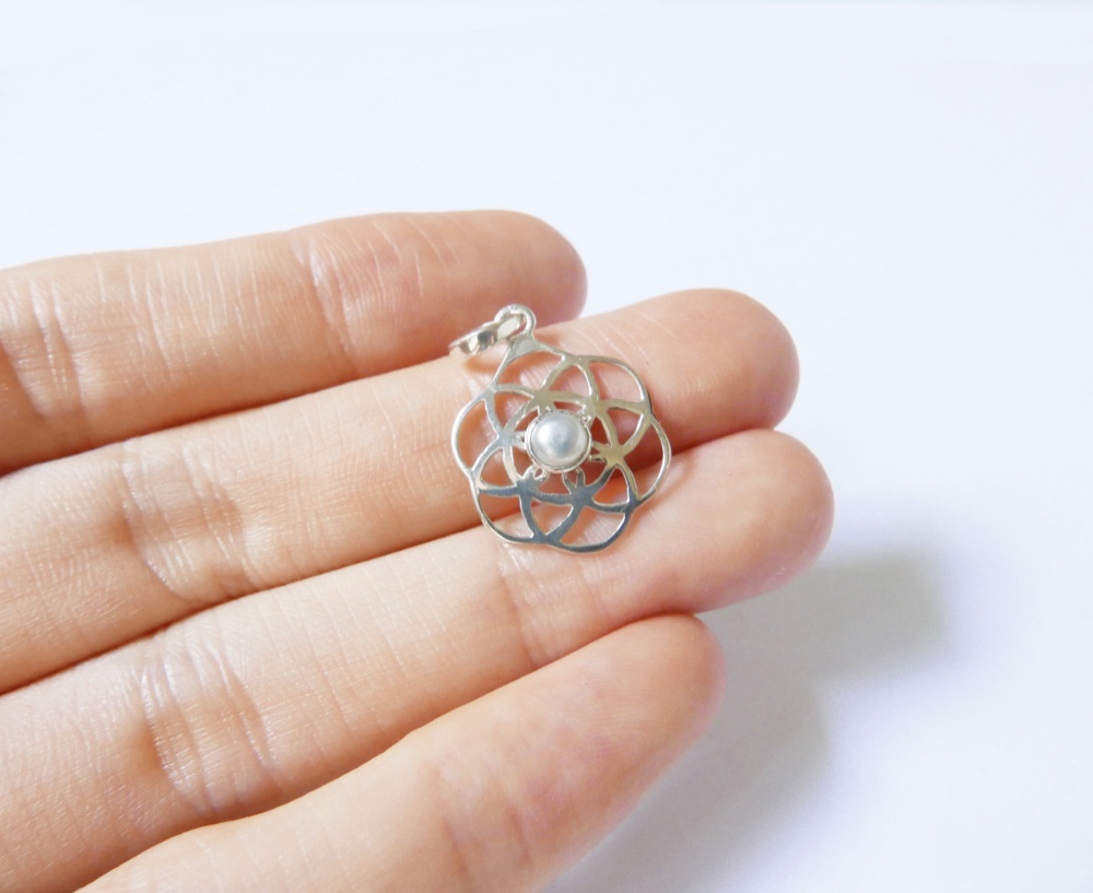 〔プラチナ加工〕真珠パール・神聖幾何学模様/シードオブライフのペンダント✼༺魂と調和、目醒め•*•ヒーリングエネルギー༻
