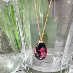 蓄光 ホタルガラス しずく ピンク ステンレスネックレス 金属アレルギー対応 ステンレスチェーン ホタル石 1枚目の画像