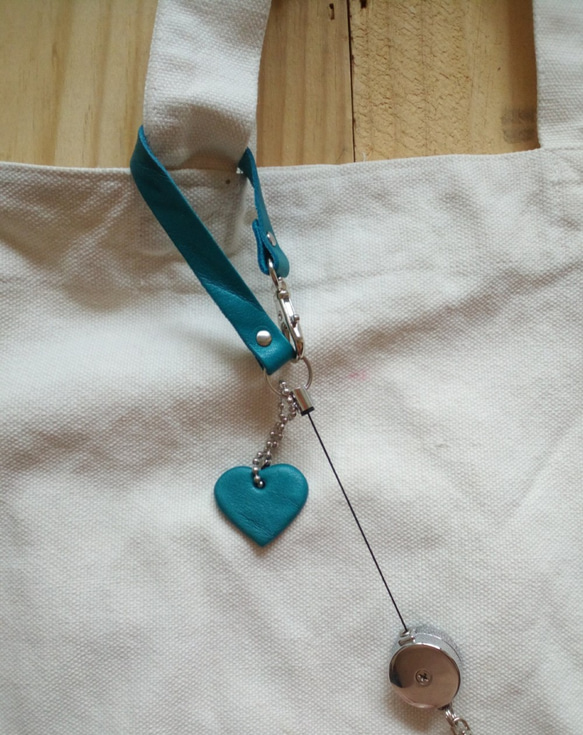 皮革鑰匙扣（帶可伸縮卷線器和肩帶）#Turquoise 真皮 [Made to order] 第3張的照片
