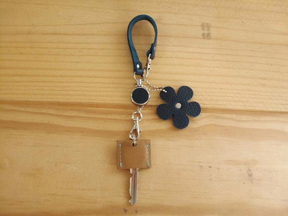 皮革鑰匙扣（帶可伸縮的捲線器和皮帶）＃Flower  -  Naba皮革[訂購生產] 第2張的照片