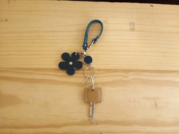 皮革鑰匙扣（帶可伸縮的捲線器和皮帶）＃Flower  -  Naba皮革[訂購生產] 第3張的照片