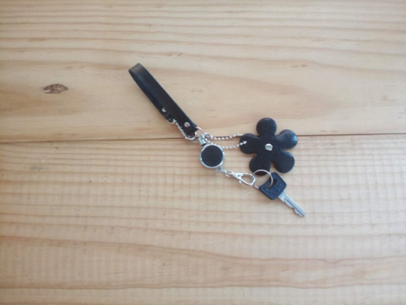 皮革鑰匙扣（帶可伸縮的捲線器和皮帶）＃花 - 黑色皮革【訂購生產】 第2張的照片
