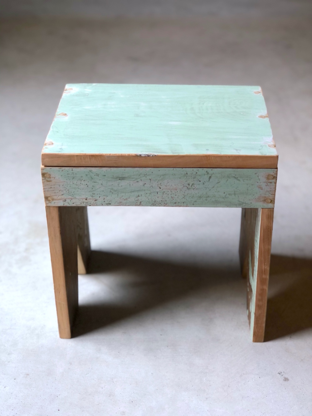 古材のスツール（ライトグリーン）