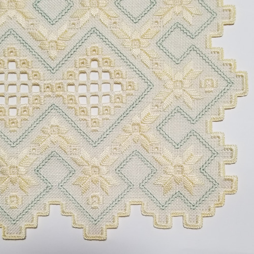 受注制作】北欧ハーダンガー刺繍 テーブルリネン 手刺繍 横長ドイリー