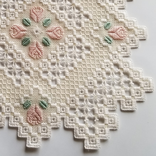 アンティーク北欧 コーラルピンクハーダンガー刺繍＆ベージュクロシェ編リネンクロス アンティーク北欧 コーラルピンクハーダンガー刺繍＆ベージュ