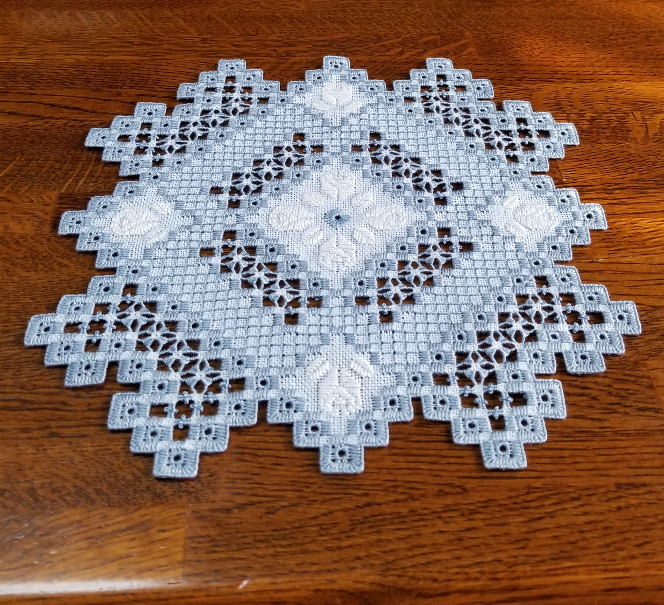 アンティークノルウェー ハーダンガー刺繍レース 十字架クロス型ドイリー マットβ ラウンド型ドイリー図案：砂漠の風（刺し方動画付き）[Japanese