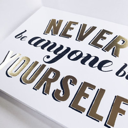 『NEVER Be anyone but yourself』名言 Gold Foil ポスター（額縁付き） 2枚目の画像