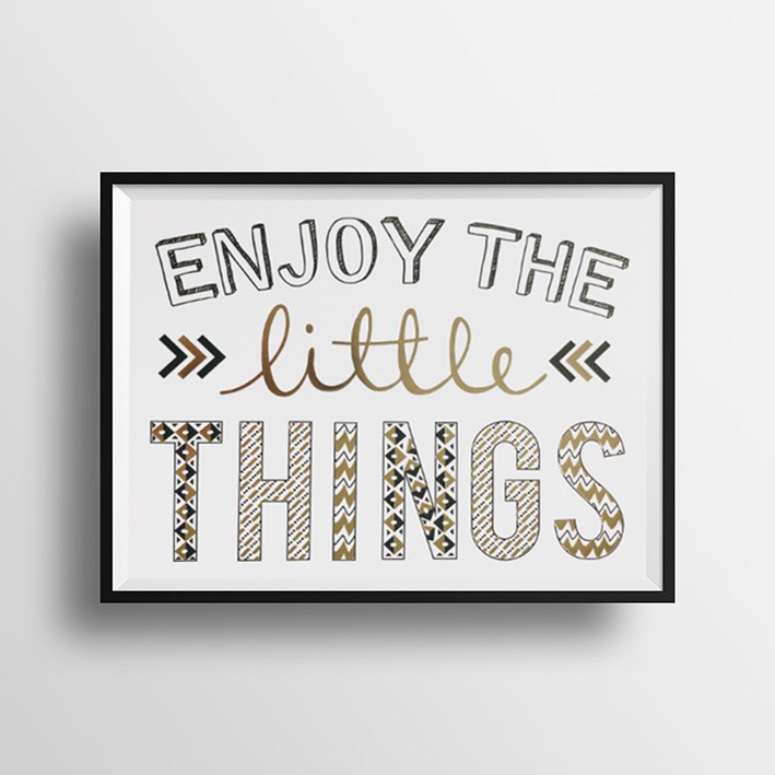「Enjoy the Little Things｜ゴールド メッセージアートポスター（黒縁フレーム付）」