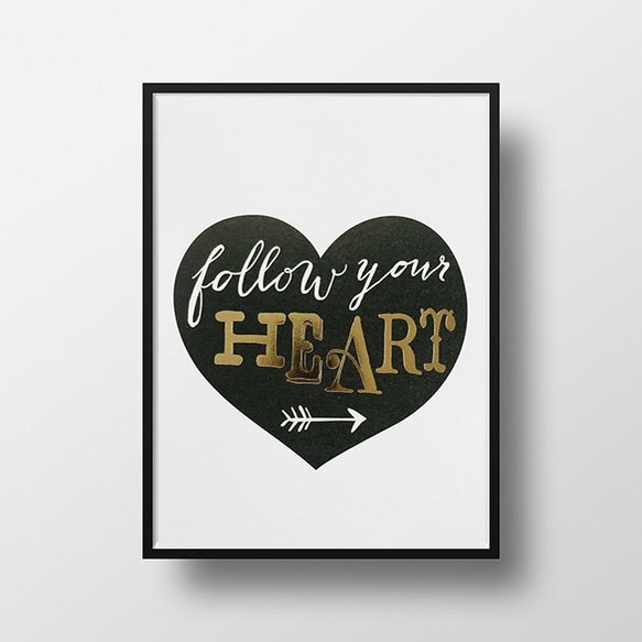 『Follow Your Heart』(自分の気持ちに素直に）名言 Gold Foil ポスター（額縁付き） 1枚目の画像