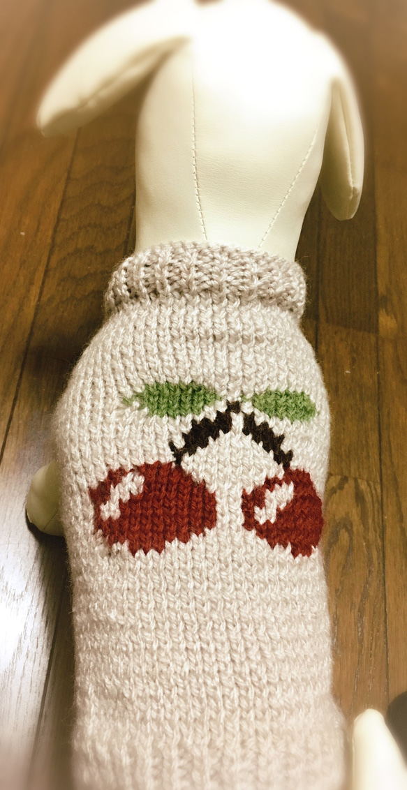 [手編み] さくらんぼのセーター（小型犬・猫用/胴回り33）【オーダー可】 2枚目の画像