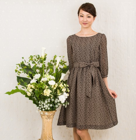 ふんわりブラウンのシフォンワンピース