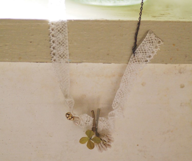 petit trefle blancのネックレス