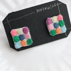 【MH015】まるまる刺繍イヤリング●ぽっぷ 2枚目の画像