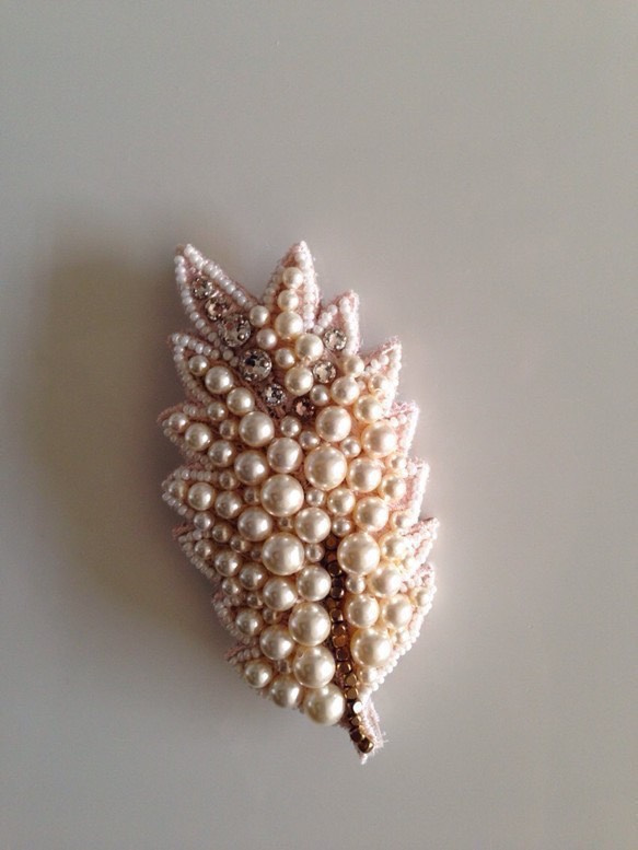 ビーズ刺繍のブローチ  Perle feuille 1枚目の画像