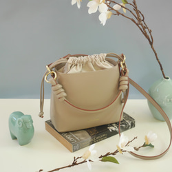 Fuji Bucket Bag in Taupe Nappa Leather 1枚目の画像