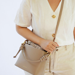 Fuji Bucket Bag in Taupe Nappa Leather 2枚目の画像