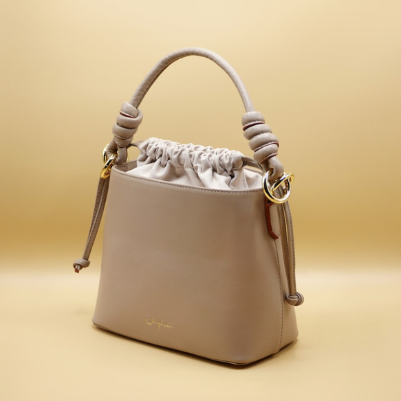 Fuji Bucket Bag in Taupe Nappa Leather 6枚目の画像