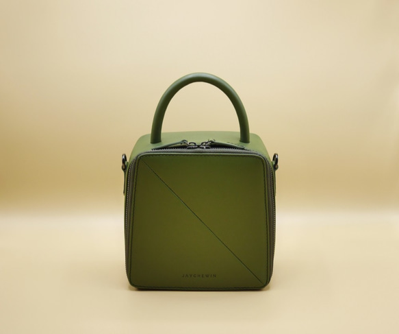 Butter Cross-body Bag in Olive Green Nappa Leather 2枚目の画像