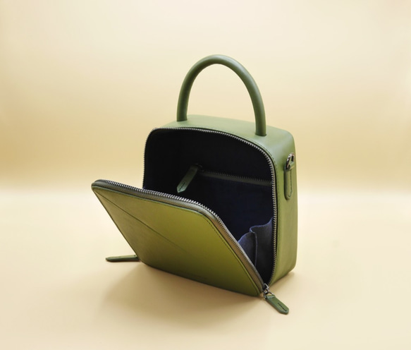 Butter Cross-body Bag in Olive Green Nappa Leather 4枚目の画像