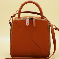 Butter Cross-body Bag in Cinnamon Brown Nappa Leather 6枚目の画像