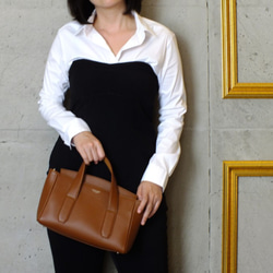 Monique J-Flap Handbag in Tan Cowhide 8枚目の画像