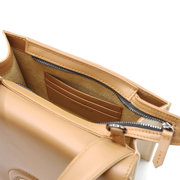 Hello Handbag in Latte Brown Nappa Leather 5枚目の画像