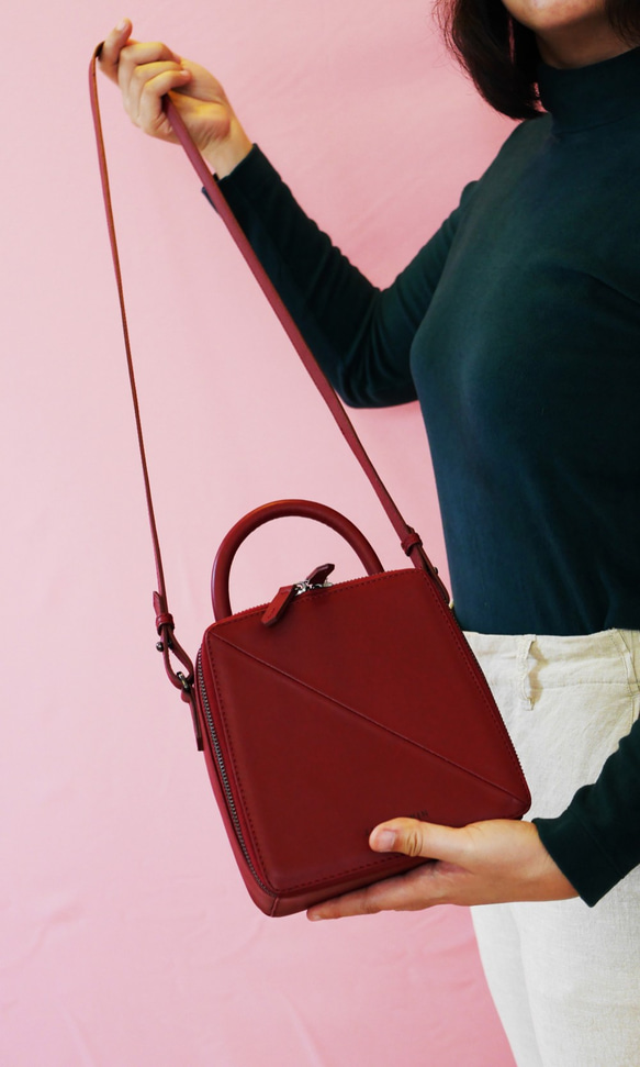 Butter Cross-body Bag in Burgundy Red Nappa Leather 9枚目の画像