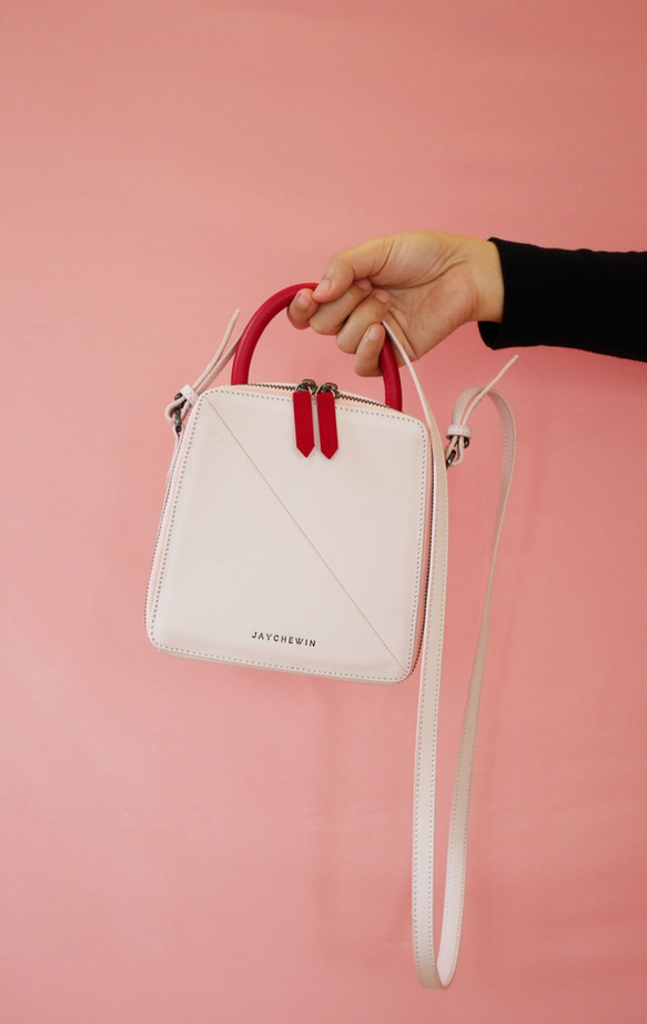 Butter Cross-body Bag in Sakura Pink Nappa Leather 4枚目の画像