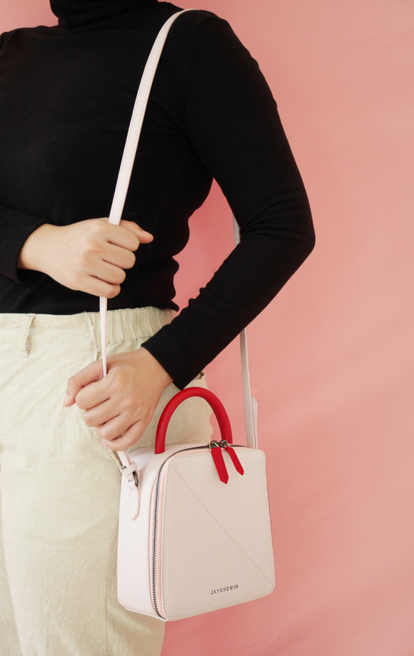 Butter Cross-body Bag in Sakura Pink Nappa Leather 5枚目の画像