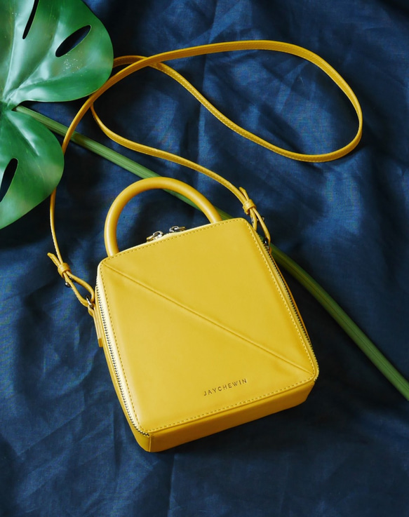 Butter Cross-body Bag in Mustard Yellow Nappa Leather 1枚目の画像