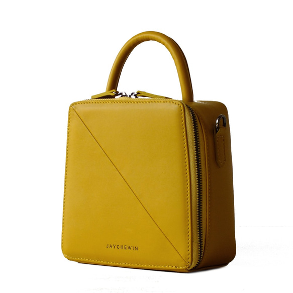 Butter Cross-body Bag in Mustard Yellow Nappa Leather 4枚目の画像